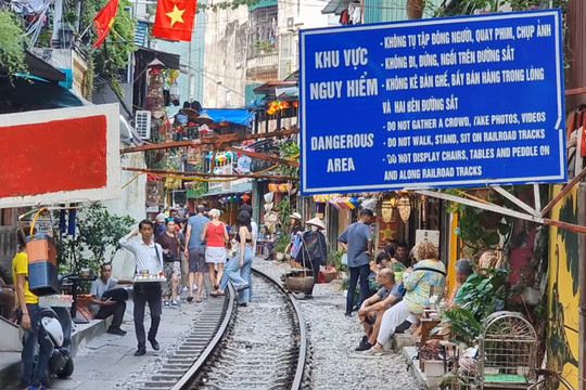 Quận Hoàn Kiếm: Yêu cầu đóng cửa các quán “cà phê đường tàu” để bảo đảm an toàn