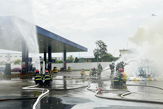 Diễn tập xử lý sự cố cháy, nổ cây xăng trong khu công nghiệp huyện Đông Anh