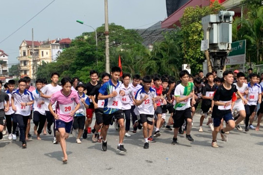Hơn 200 vận động viên tham gia Giải chạy việt dã huyện Hoài Đức