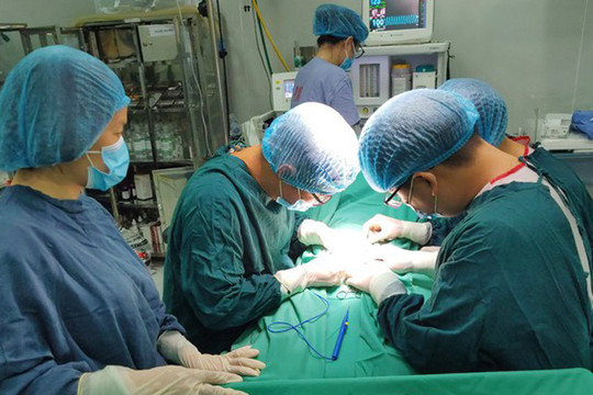 Bệnh viện Đa khoa huyện Mê Linh phẫu thuật tạo hình lỗ tiểu thành công cho bệnh nhi 30 tháng tuổi