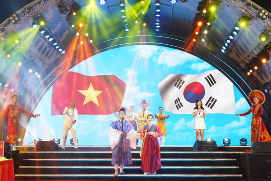 Hơn 100 nghệ sĩ, Idol Kpop biểu diễn tại Phố đi bộ Trịnh Công Sơn