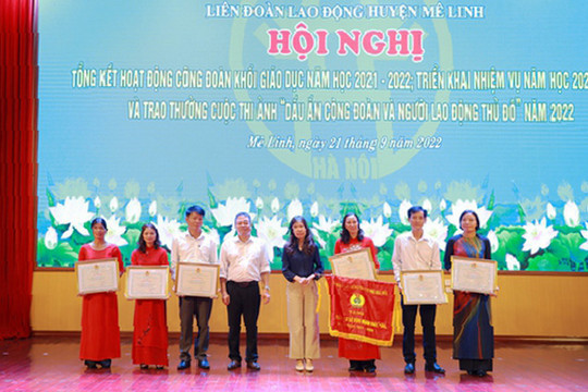 Tổng Liên đoàn Lao động Việt Nam tặng Cờ thi đua xuất sắc cho Trường THCS Chu Phan (huyện Mê Linh)