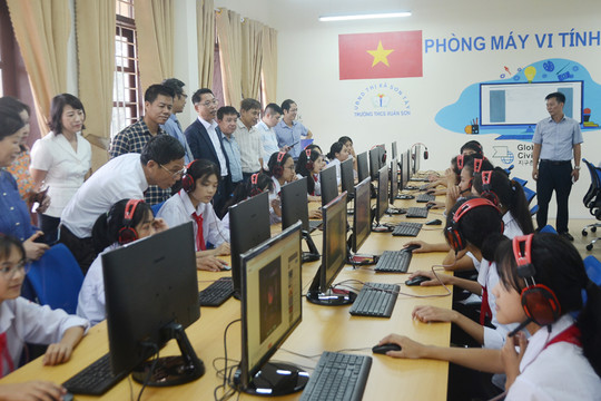 Trường THCS Xuân Sơn, thị xã Sơn Tây tiếp nhận phòng tin học 36 máy tính