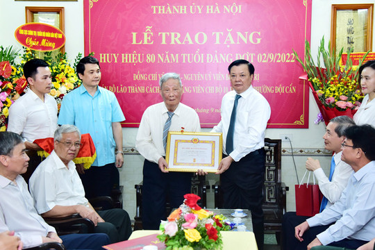 Đồng chí Vũ Oanh nhận Huy hiệu 80 năm tuổi Đảng