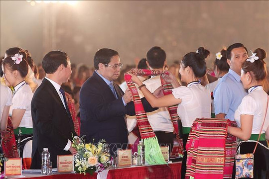 Thủ tướng: Xòe Thái là hội tụ của nét đẹp văn hóa, quảng bá Xòe Thái là trách nhiệm của tất cả chúng ta