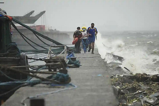 Siêu bão Noru tàn phá Philippines, mạnh lên khi di chuyển về phía Việt Nam