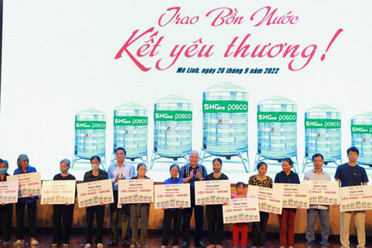 Trao tặng 100 bồn nước cho hộ nghèo tại huyện Mê Linh