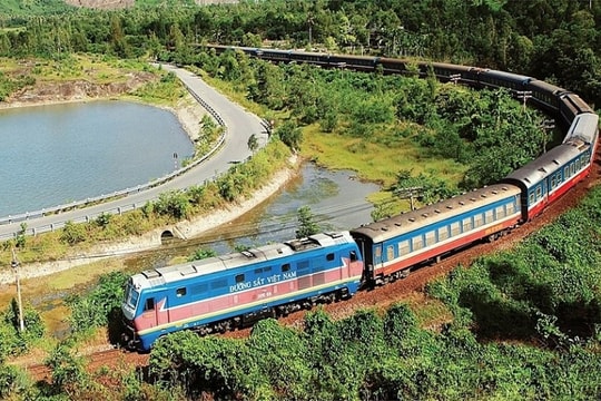 Khôi phục lại giao thông đường sắt, hàng không sau cơn bão Noru