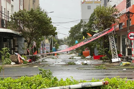Đà Nẵng dọn dẹp đường phố sau bão số 4