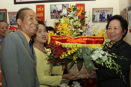 Nhà giáo viết chữ bằng chân Nguyễn Ngọc Ký qua đời ở tuổi 75