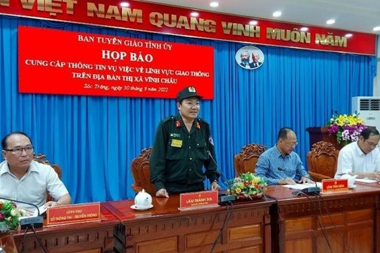 Tước danh hiệu Công an nhân dân 3 cán bộ, chiến sĩ bạo lực với 2 thiếu niên
