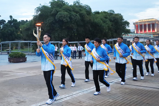 Trang trọng Lễ xin lửa thắp đuốc Đại hội Thể thao Thủ đô lần thứ X