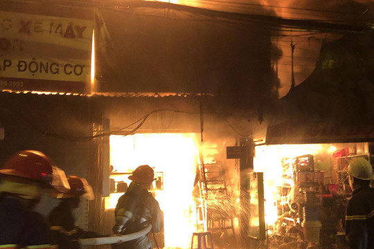 Xuyên đêm dập tắt đám cháy dãy ki ốt trên phố Nhân Hòa