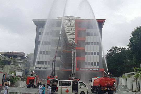 Diễn tập chữa cháy và cứu hộ tại Trường THCS Chu Văn An