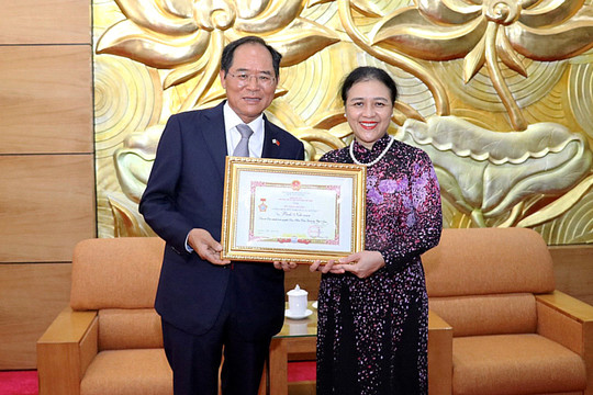 Trao kỷ niệm chương ''Vì hòa bình, hữu nghị giữa các dân tộc'' cho Đại sứ Hàn Quốc tại Việt Nam