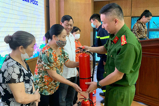 Trao tặng 244 bình cứu hỏa cho hộ dân khó khăn ở quận Ba Đình