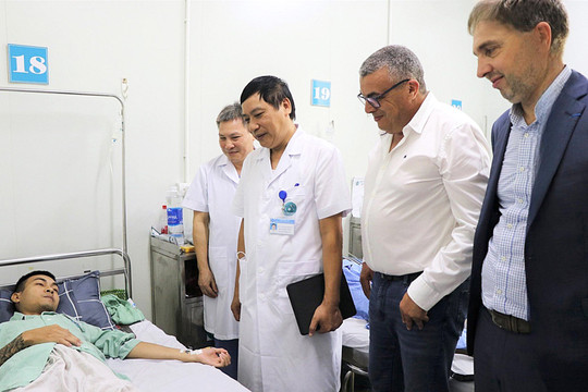 Bệnh viện Hà Đông hợp tác với chuyên gia Pháp phát triển kỹ thuật thay khớp háng