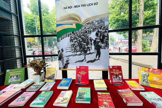 Trưng bày sách, báo kỷ niệm 68 năm Ngày Giải phóng Thủ đô
