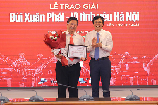 Đạo diễn phim tài liệu Trần Văn Thủy nhận Giải thưởng Lớn - ''Vì tình yêu Hà Nội'' lần thứ 15
