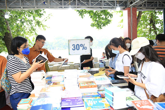 Độc giả hào hứng tìm sách ở phố đi bộ hồ Hoàn Kiếm