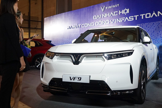 SUV điện VinFast VF9 lần đầu xuất hiện trước người tiêu dùng