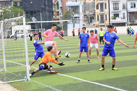 Gay cấn từng pha bóng tại Giải bóng đá cúp Tứ hùng các cơ quan báo chí Hà Nội