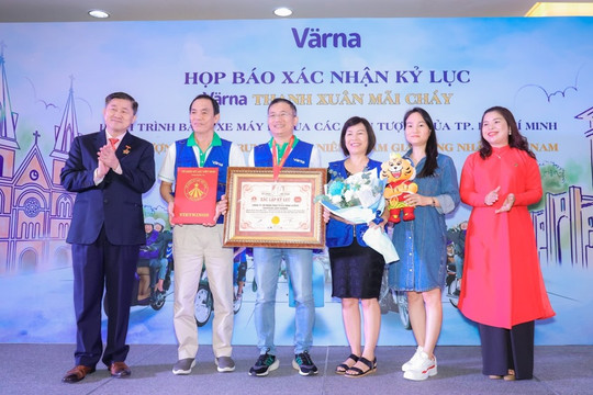 Värna xác lập kỷ lục ''Värna thanh xuân mãi cháy - hành trình bằng xe máy đi qua các biểu tượng của thành phố Hồ Chí Minh với số lượng người trung và cao niên tham gia đông nhất Việt Nam''