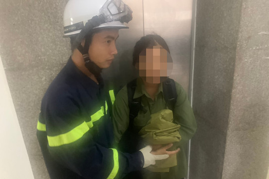 Giải cứu một học sinh bị kẹt trong thang máy