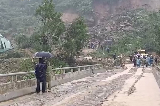 Khẩn trương triển khai cứu hộ tại các vùng lũ lụt của tỉnh Quảng Nam và Quảng Ngãi