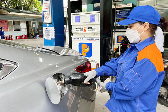Giá dầu diesel tăng mạnh, thêm gần 2.000 đồng/lít