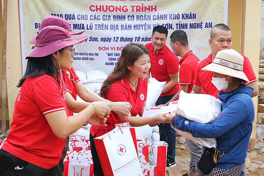 Trao 100 suất quà tặng người dân bị ảnh hưởng bởi mưa lũ tại tỉnh Nghệ An