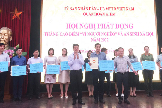Quận Hoàn Kiếm: Huy động 830 triệu đồng ủng hộ Quỹ ''Vì người nghèo''