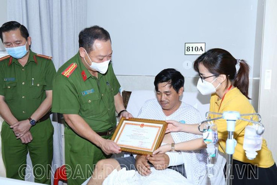 Tỉnh Đồng Nai khen thưởng cán bộ Cảnh sát giao thông trật tự dũng cảm