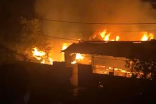 Xuyên đêm dập đám cháy xưởng gỗ ở huyện Đan Phượng