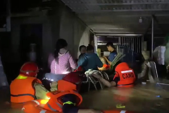 Trắng đêm cứu người dân vùng lũ lụt tại Đà Nẵng
