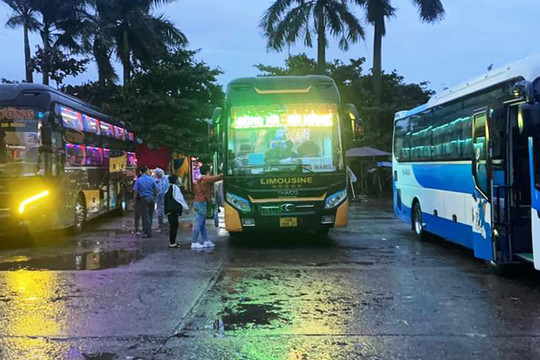 Triển khai ô tô vận chuyển khách đi tàu hỏa bị kẹt tại vùng mưa lũ miền Trung