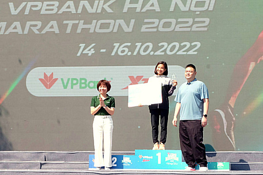Nguyễn Thị Oanh, Trịnh Quốc Lượng vô địch Giải VPBank Hanoi Marathon 2022