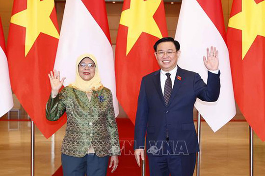 Chủ tịch Quốc hội Vương Đình Huệ hội kiến Tổng thống Singapore Halimah Yacob