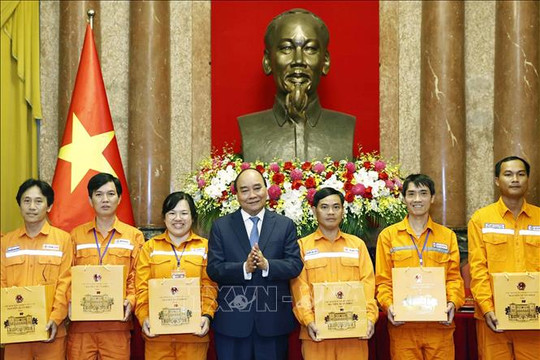 Chủ tịch nước Nguyễn Xuân Phúc gặp mặt, biểu dương thợ giỏi ngành Điện