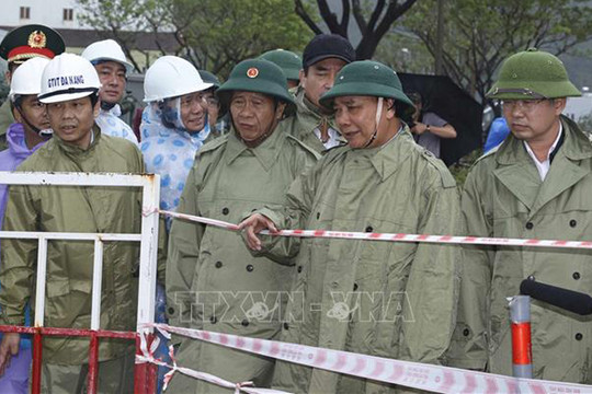 Chủ tịch nước Nguyễn Xuân Phúc kiểm tra công tác khắc phục hậu quả bão số 5 và mưa lũ tại Đà Nẵng