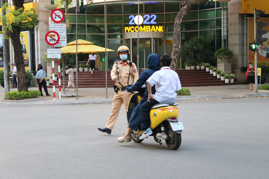 Xử lý nghiêm phụ huynh không tuân thủ luật giao thông khi đưa trẻ đến trường