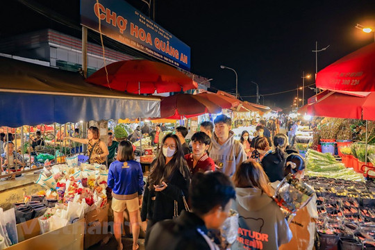 Chợ hoa lớn nhất Hà Nội nhộn nhịp trước Ngày Phụ nữ Việt Nam