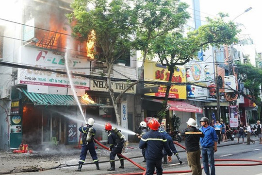 Kịp thời dập tắt đám cháy ngay trung tâm Đà Nẵng