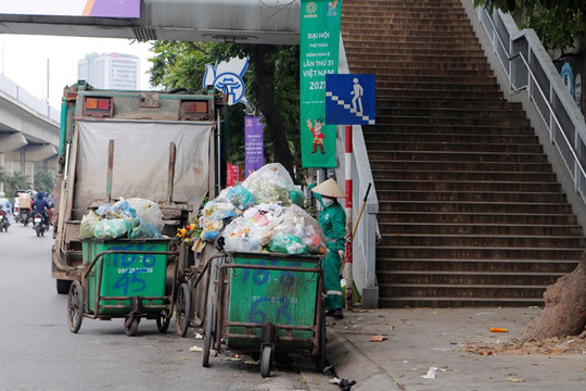 Yêu cầu xử lý nghiêm xe chở rác lưu thông trong giờ cấm gây ùn tắc