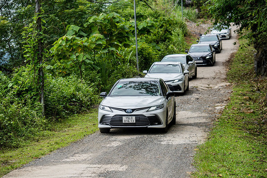 Toyota dùng trải nghiệm lái thực tế trả lời những nghi vấn về xe Hybrid của người dùng