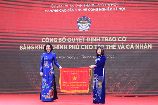 Trường Cao đẳng nghề Công nghiệp Hà Nội đón nhận Cờ thi đua của Chính phủ trong ngày khai giảng