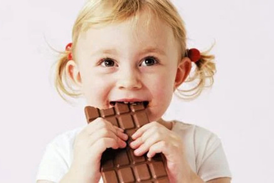 Để hạn chế trẻ ăn quá nhiều bánh kẹo