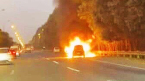 Cháy ô tô trên Đại lộ Thăng Long
