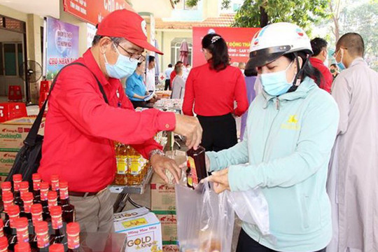 Hội Chữ thập đỏ thành phố Hà Nội tổ chức nhiều hoạt động vì người nghèo