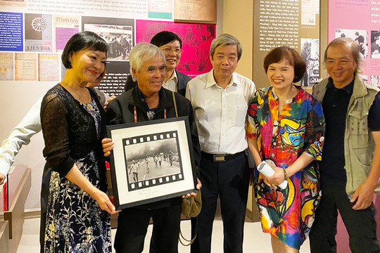 Cuộc gặp gỡ 50 năm của nhiếp ảnh gia Nick Út và ''Em bé Napalm''